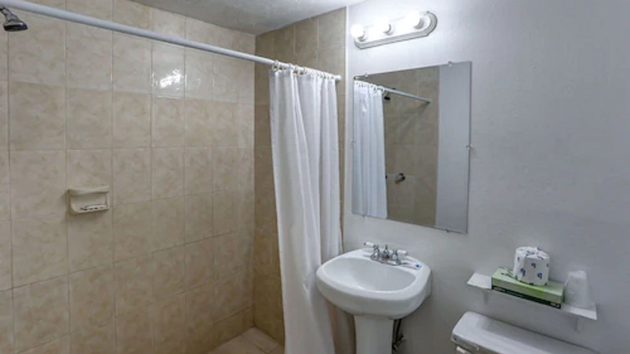 Photo of Bathroom in Hollywood Lakes