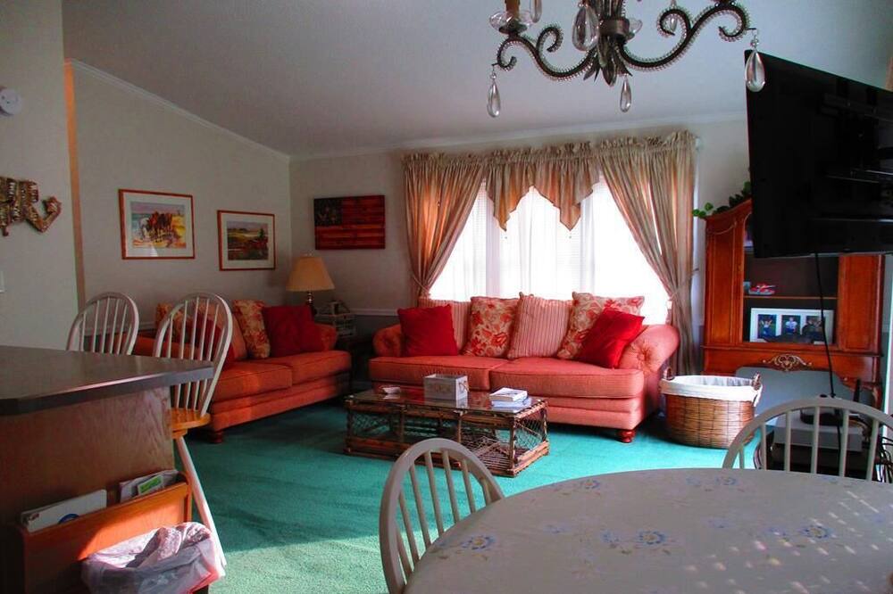 Photo of Livingroom in Assateague Pointe