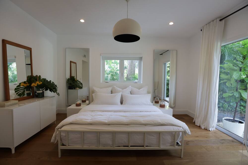 Photo of Bedroom in Biscayne Park