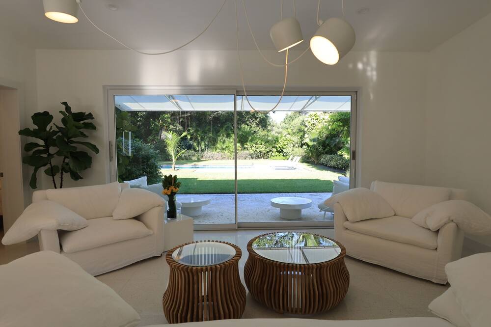 Photo of Livingroom in Biscayne Park