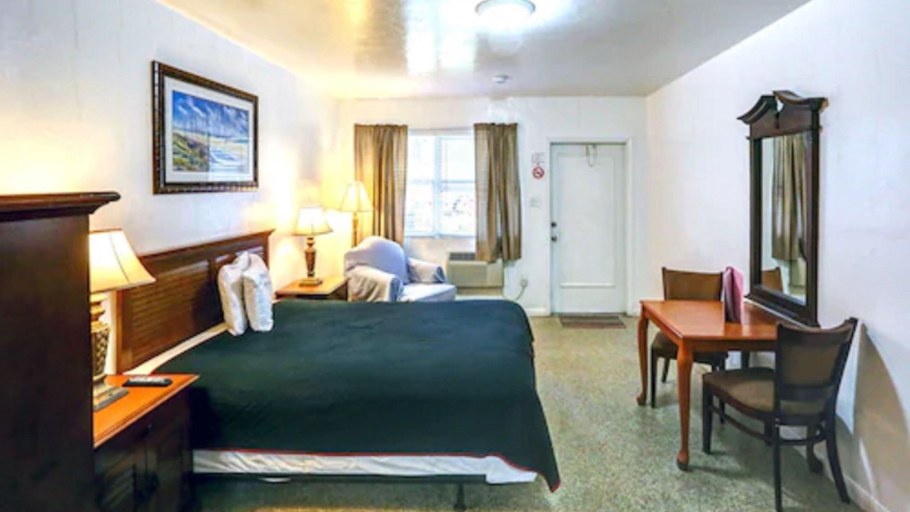 Photo of Bedroom in Hollywood Lakes