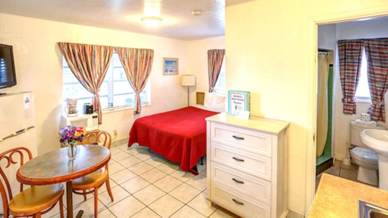 Photo of Bedroom in Hollywood Lakes