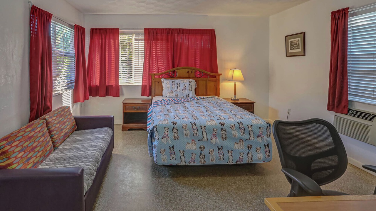Photo of Bedroom in Hollywood Lakes