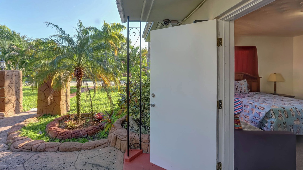 Photo of Outdoor in Hollywood Lakes
