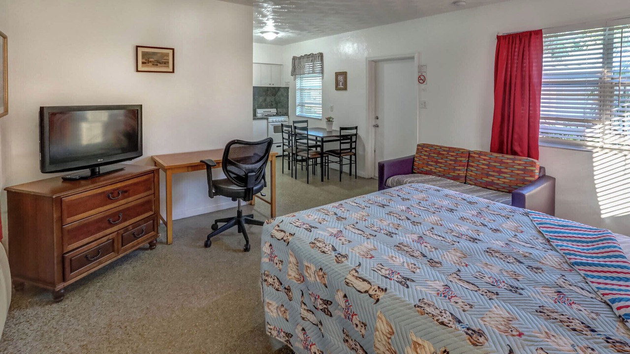 Photo of Bedroom in Hollywood Lakes