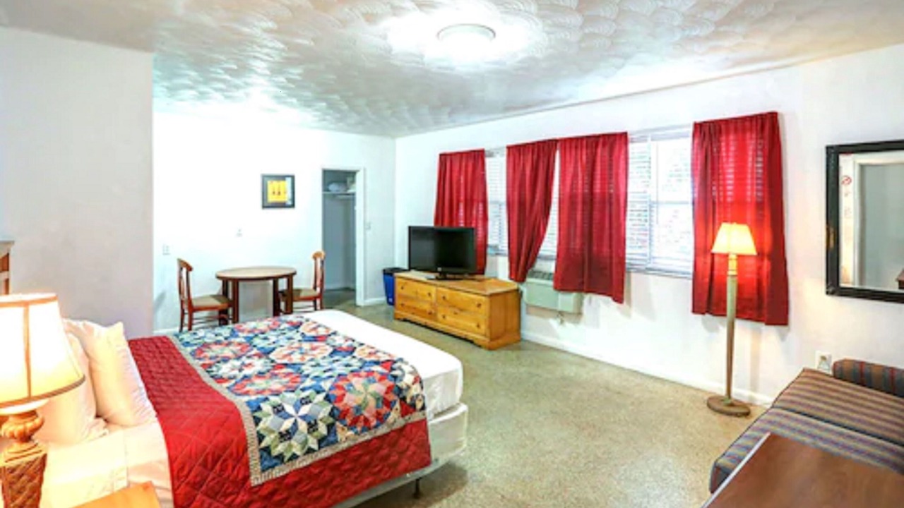 Photo of Bedroom in Hollywood Lakes