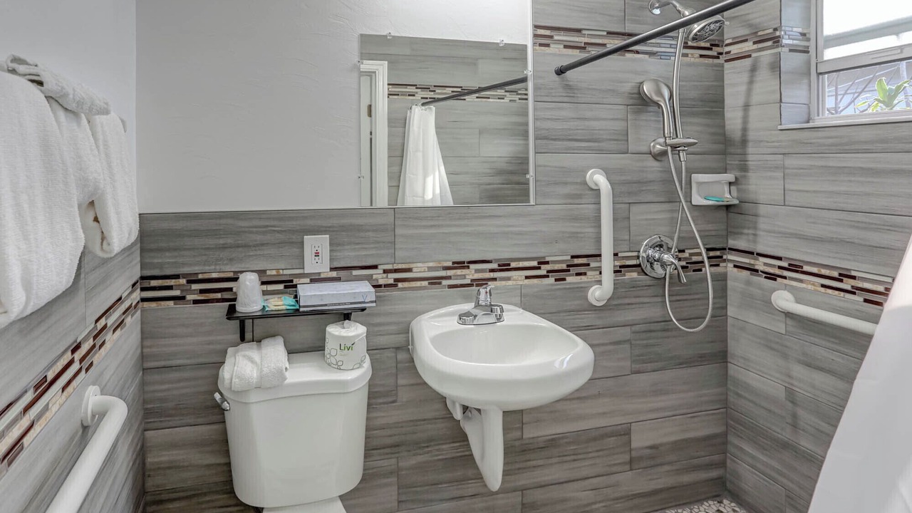 Photo of Bedroom in Hollywood Lakes