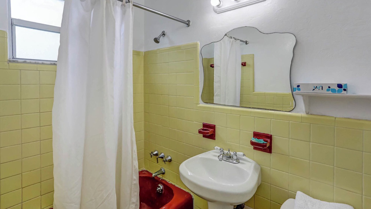 Photo of Bathroom in Hollywood Lakes