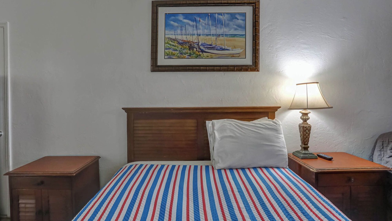Photo of Bedroom in Hollywood Lakes