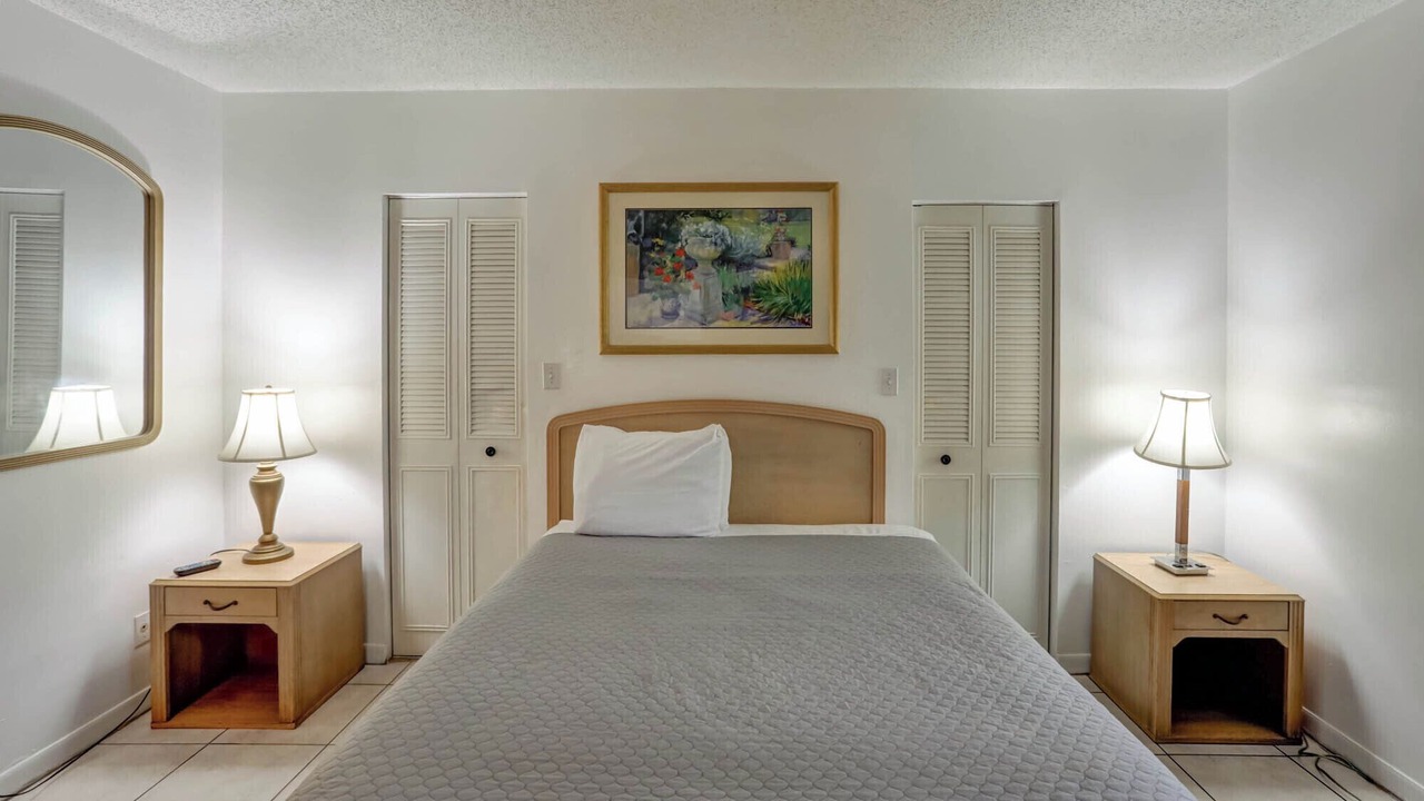 Photo of Bedroom in Hollywood Lakes