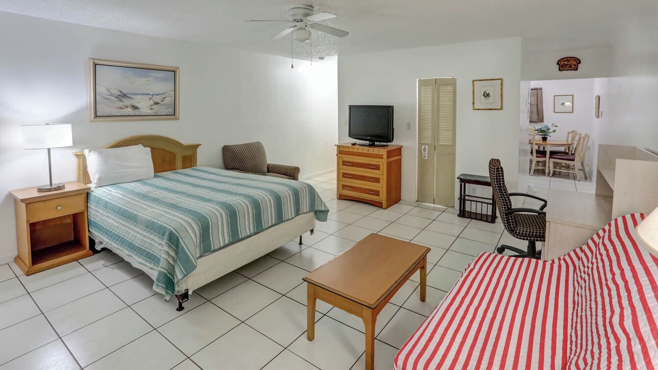 Photo of Bedroom in Hollywood Lakes