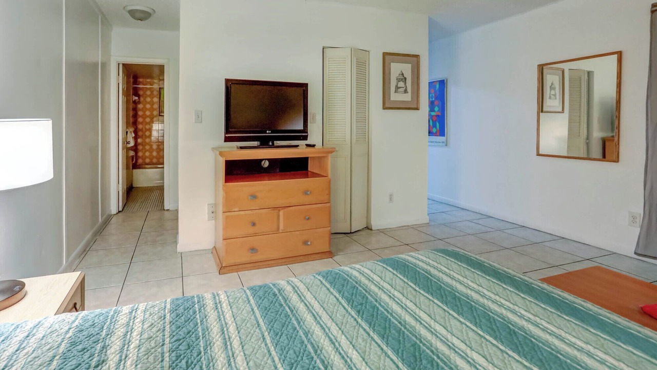 Photo of Bedroom in Hollywood Lakes