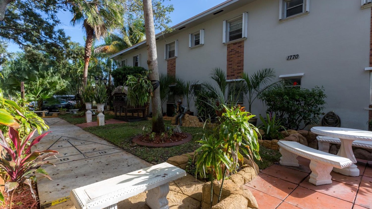 Photo of Outdoor in Hollywood Lakes