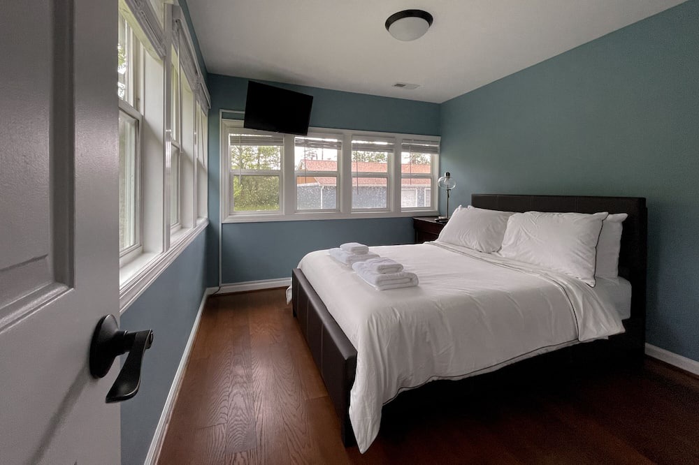 Photo of Bedroom in Piney Point