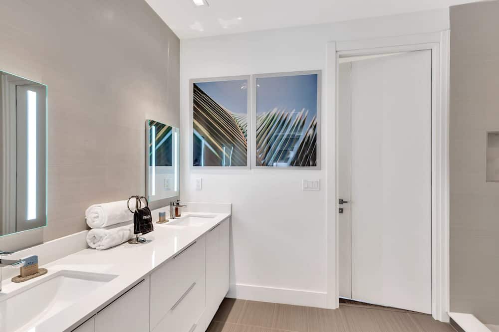 Photo of Bathroom in Colee Hammock