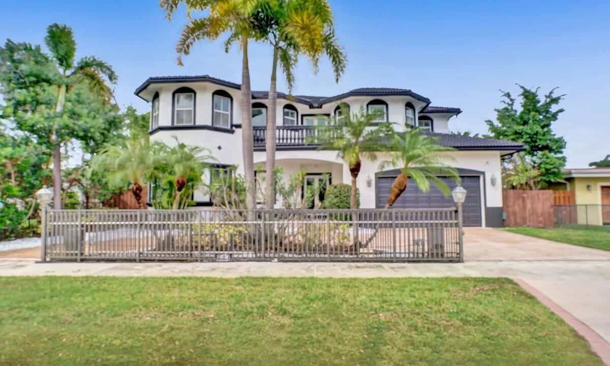 Photo of Outdoor in Hollywood Lakes