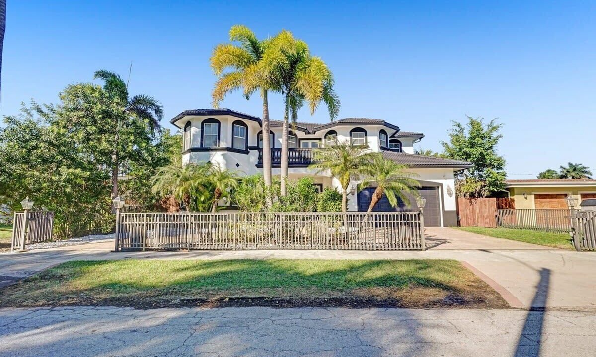 Photo of Outdoor in Hollywood Lakes
