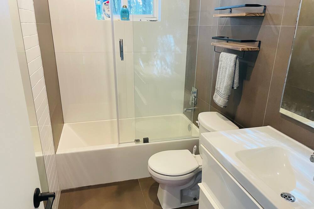 Photo of Bathroom in Golden Glades