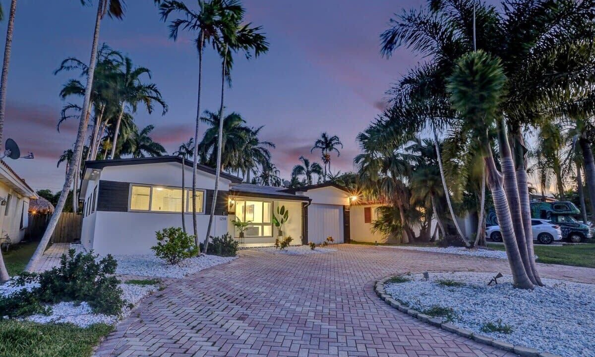 Photo of Outdoor in Hollywood Lakes