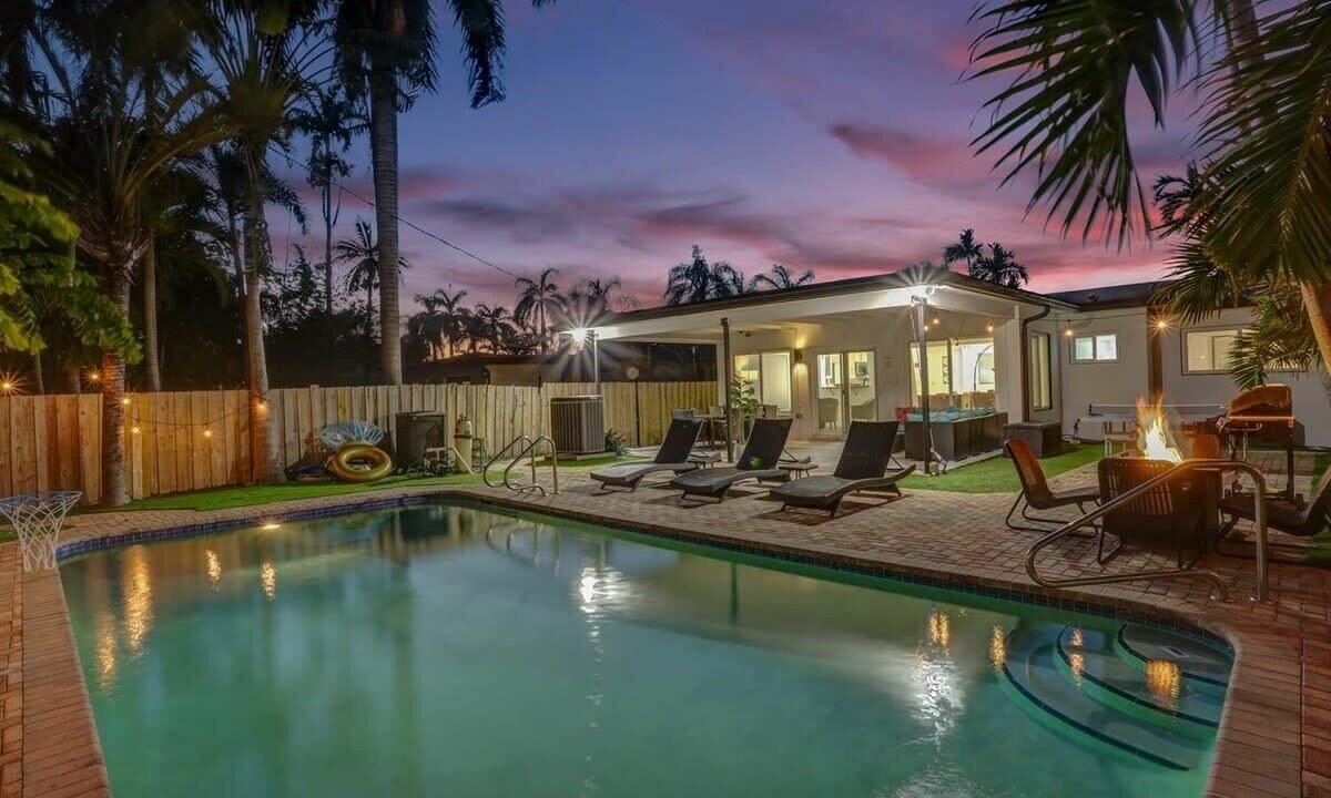 Photo of Outdoor in Hollywood Lakes