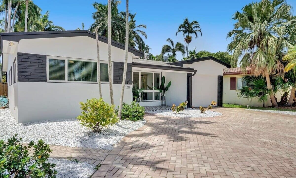 Photo of Outdoor in Hollywood Lakes