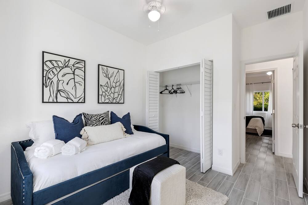 Photo of Livingroom in Middle River Terrace