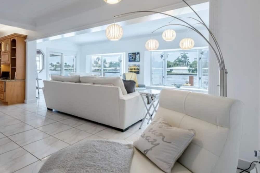 Photo of Livingroom in Pompano Isles