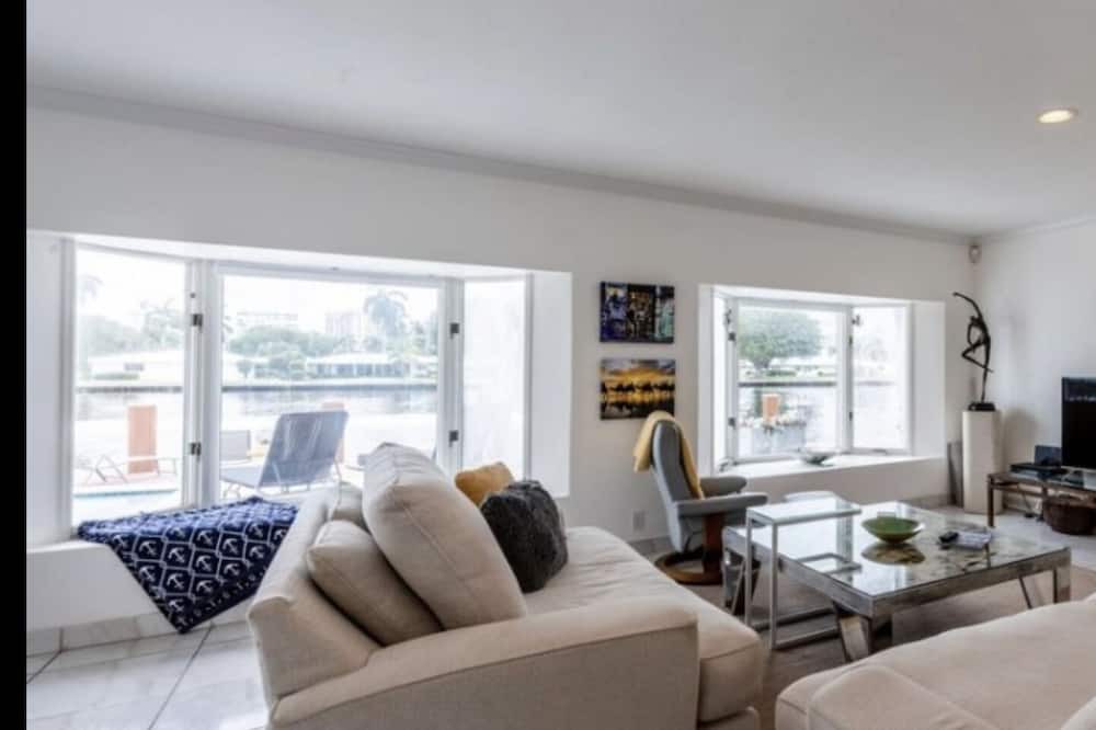 Photo of Livingroom in Pompano Isles