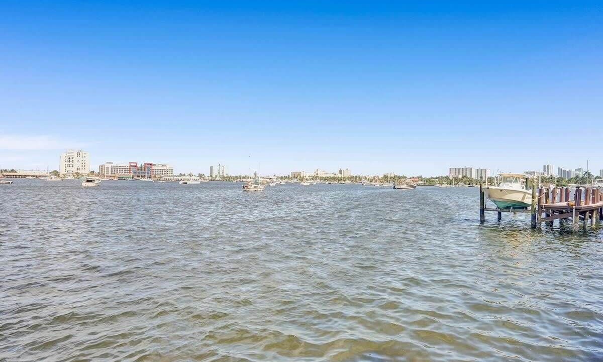 Photo of Others in Hollywood Lakes