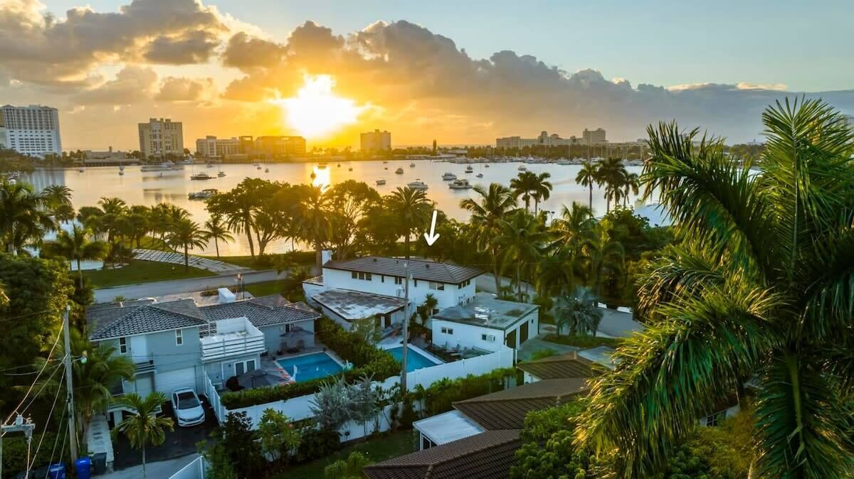 Photo of Outdoor in Hollywood Lakes