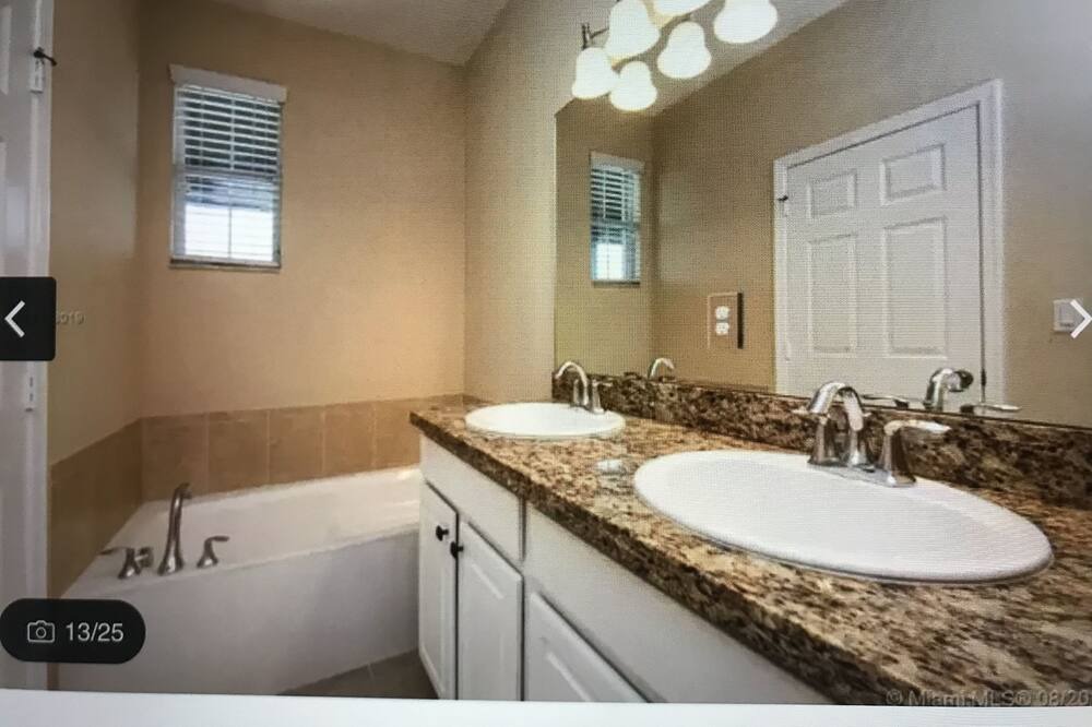 Photo of Bathroom in Pembroke Pines