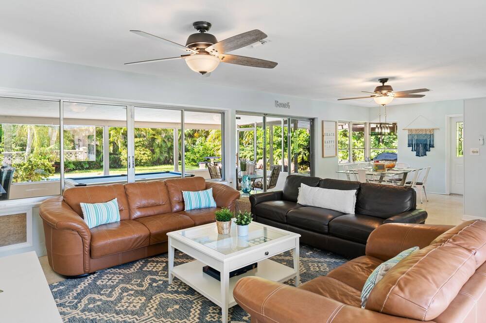 Photo of Livingroom in Harbour Inlet
