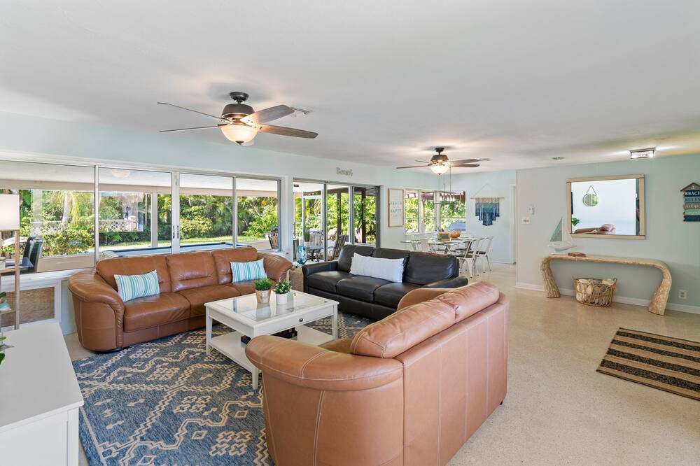 Photo of Livingroom in Harbour Inlet