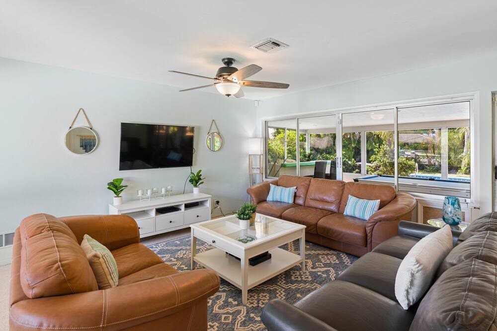 Photo of Livingroom in Harbour Inlet
