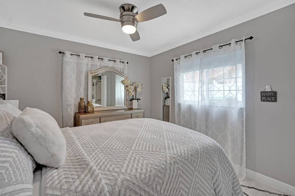 Photo of Bedroom in Lauderhill