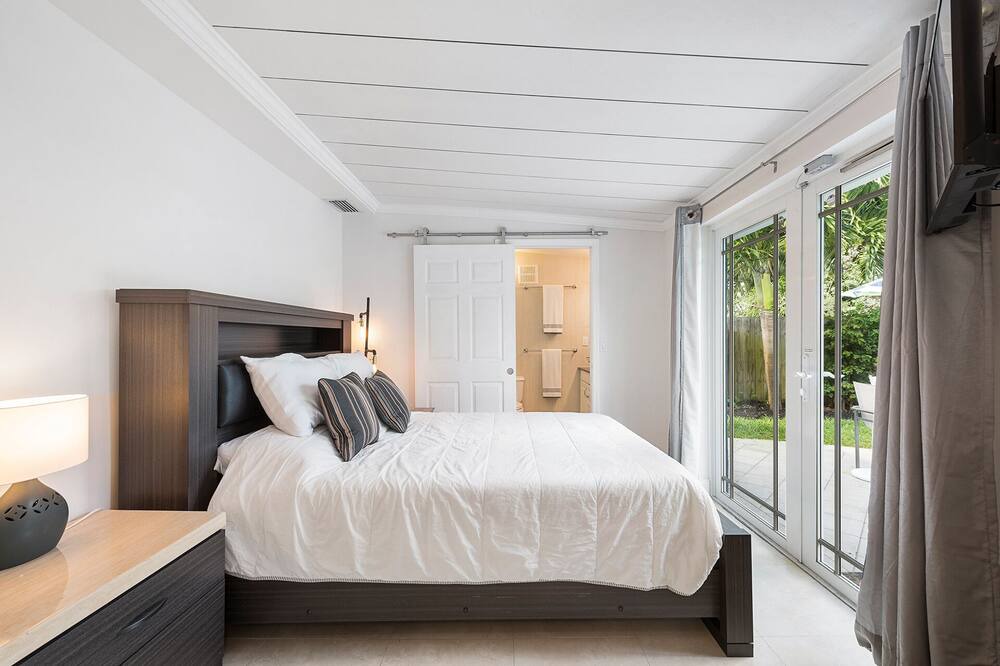 Photo of Bedroom in Oakland Park