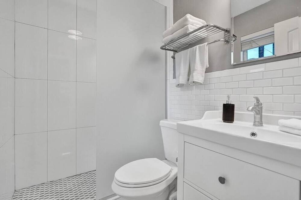Photo of Bathroom in Poinsettia Heights