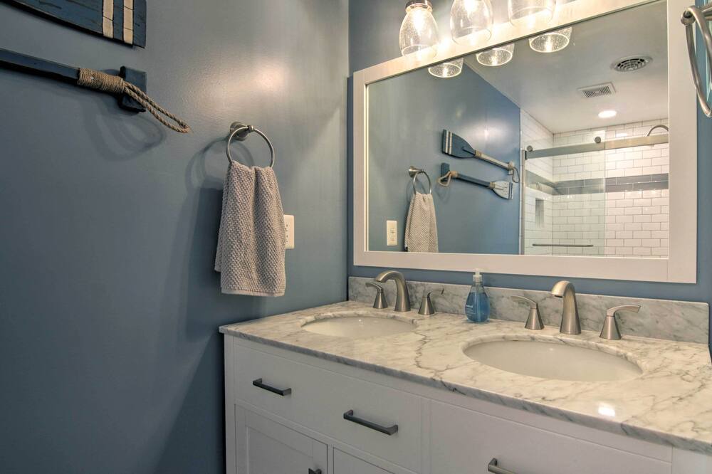 Photo of Bathroom in Caine Woods
