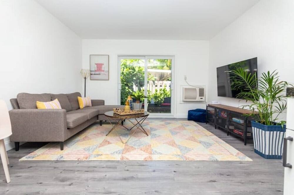 Photo of Livingroom in Middle River Terrace