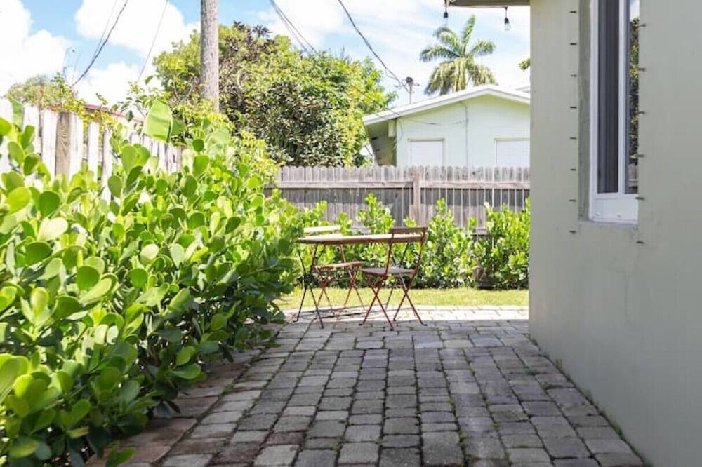 Photo of Patio Balcony in Middle River Terrace
