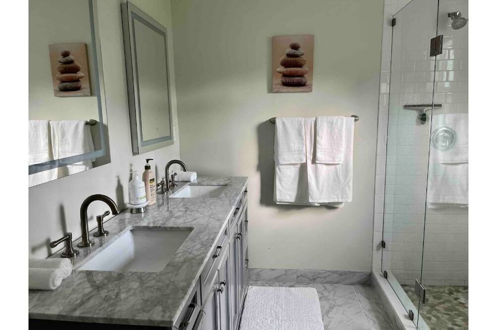 Photo of Bathroom in Royal Poinciana