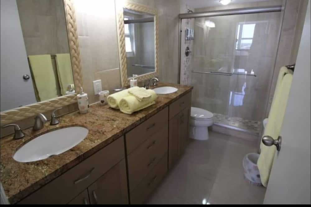 Photo of Bathroom in Bermuda Riviera