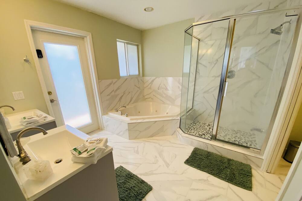 Photo of Bathroom in Wilton Manors