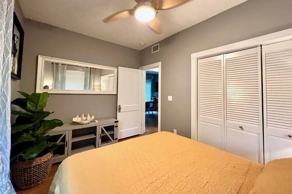 Photo of Bedroom in Biscayne Park