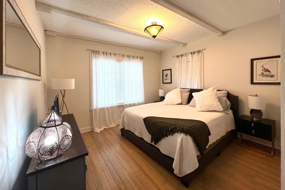Photo of Bedroom in Biscayne Park