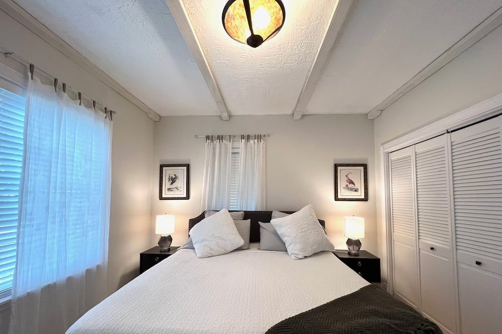 Photo of Bedroom in Biscayne Park