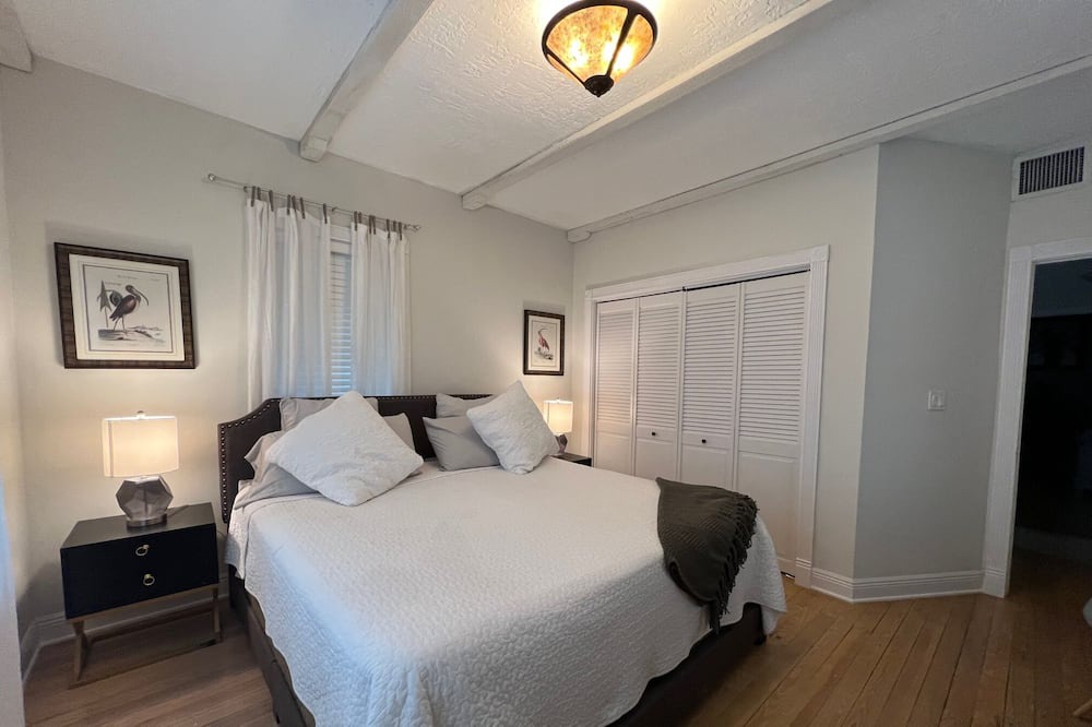 Photo of Bedroom in Biscayne Park