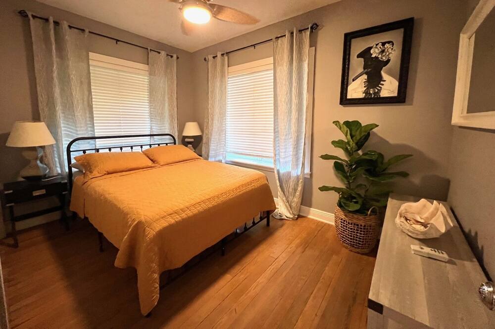 Photo of Bedroom in Biscayne Park