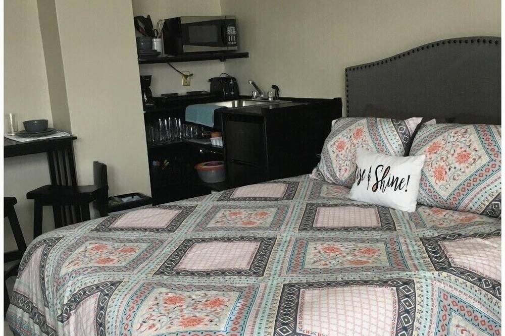 Photo of Bedroom in Hollywood Lakes