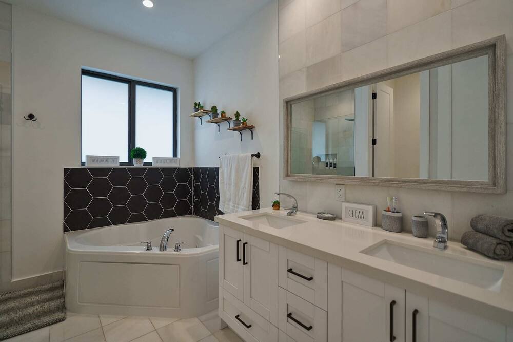 Photo of Bathroom in Highland Garden